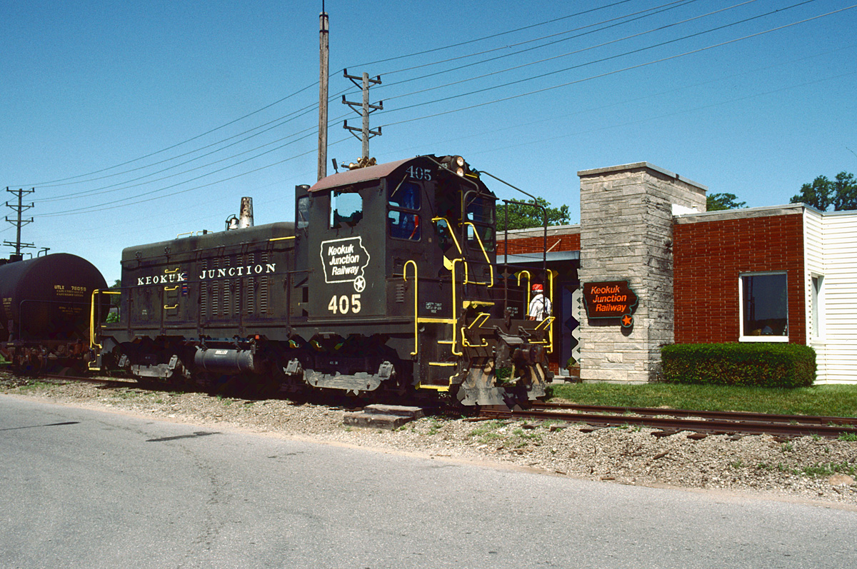KJRY #405 (ex-Peoria & Pekin Union) switches by the Keokuk Junction's riverfront office in Keokuk, Iowa on 02 June 1992. (Jeffrey Dobek photo)