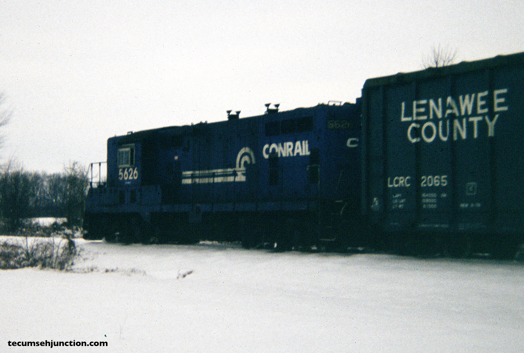 Conrail 5626 passes Palmyra, Michigan. (12 December 1981)