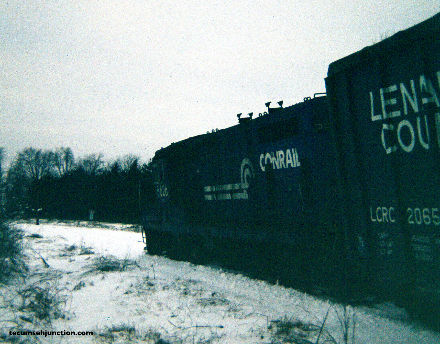 Conrail 5626 rides the curve on the "Old Road" side of the wye at Lenawee Junction, MI, to reach the Lenawee County Railroad interchange. (12 December 1981)