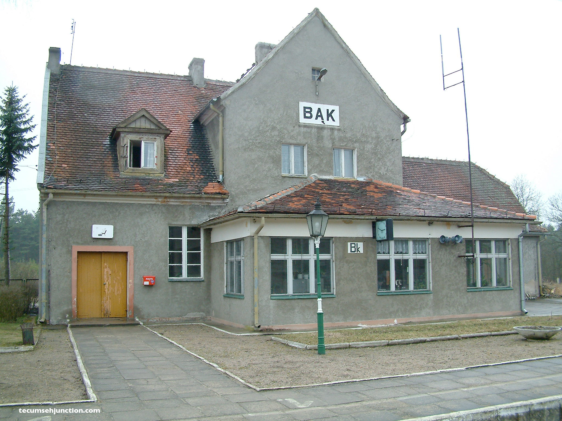 Bąk station with the signal box in front
