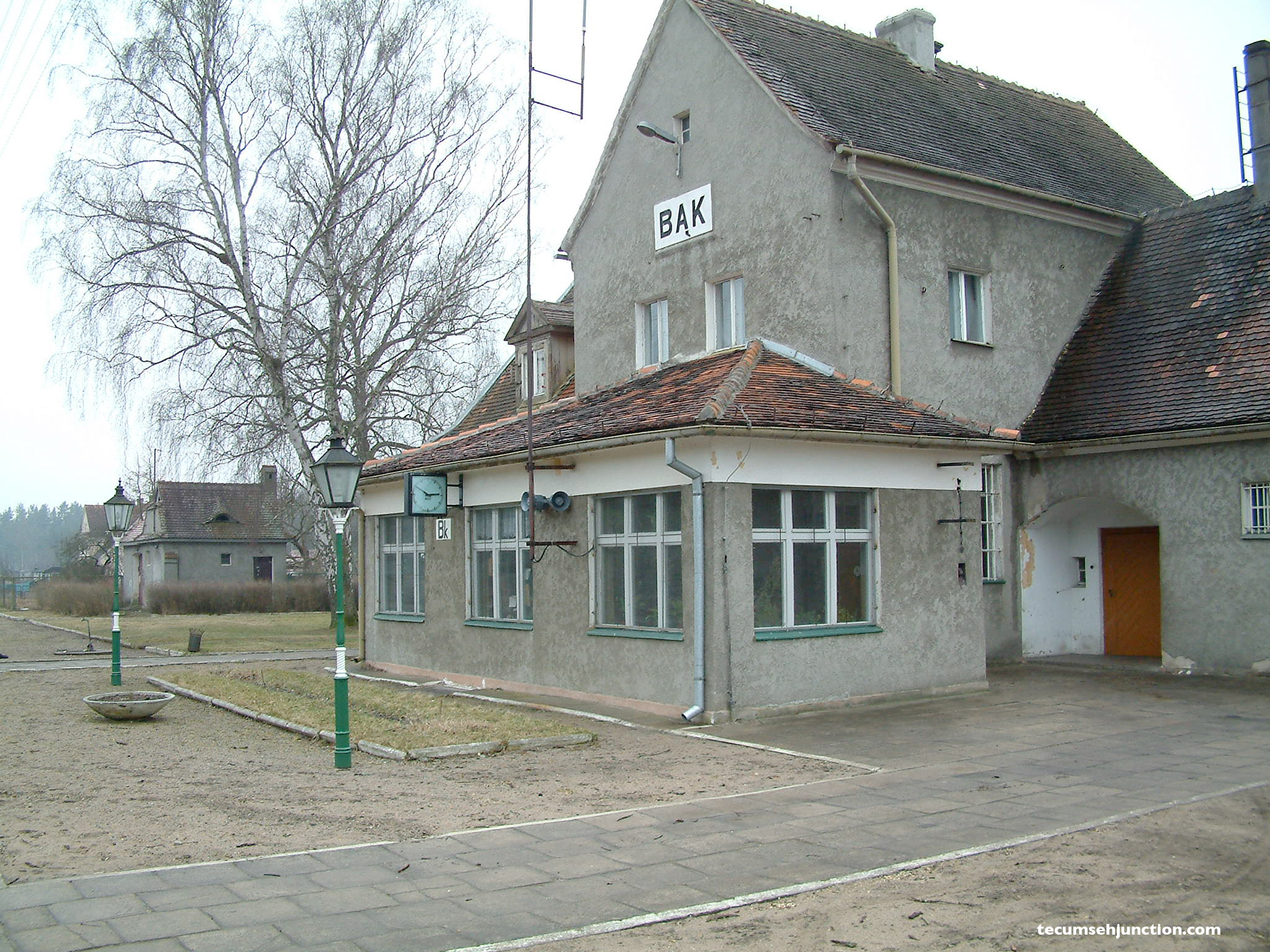 Bąk station with the signal box in front and the WC building in the distance